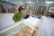 Stadtarchivarin Daniela Walker (links) und die für die städtische Kunstsammlung zuständige Doris Bucher im Archivraum mit den Gemälden. (Bild Pius Amrein)
