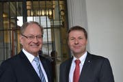 Marcel Schwerzmann (rechts) löst Hans Wallimann als Präsident der Zentralschweizer Finanzdirektorenkonferenz ab. (Bild: Dominik Wunderli / Neue LZ)