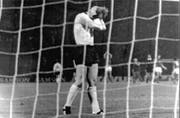 Eine Fussballwelt bricht zusammen: Uli Hoeness verschiesst im EM-Final von 1976 seinen Elfmeter. (Bild: Keystone)