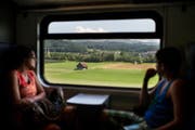 SBB, ZUG, ZUGSTRECKE, STRECKE, EISENBAHNGESELLSCHAFT, VERKEHRSNETZ, REGIONALZUG, REGIONALSTRECKE, S-BAHN, S21, FELD, FELDER, FENSTER, PASSAGIERE, (Symbolbild Keystone)