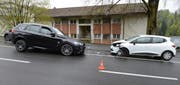 Ein Auto kollidierte mit einem Postauto, in der Folge wurden auch drei parkierte Autos beschädigt. (Bild: Luzerner Polizei)