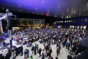 Der EVZ feiert am Donnerstagabend den Saisonabschluss mit seinen Fans. Im Bild: Public Viewing vor der Bossard Arena am Sonntag. (Bild: Stefan Kaiser)