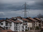 In Neuenkirch verläuft eine Höchstspannungsleitung mitten durch mehrere Wohnquartiere. (Bild: Boris Bürgisser (13. März 2018))