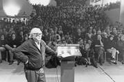 Max Frisch an einer Veranstaltung zum Thema «Schweiz nach der Armee!» 1989 im Foyer des Theaters Basel. (Bild: Max-Frisch-Archiv an der ETH-Bibliothek)