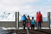 Profitieren von der CVP-Familieninitiative alle oder nur wohlhabende Familien? Um dieses Thema ist vor der Abstimmung am 8. März ein Streit entbrannt. Im Bild: Eine Familie geniesst die Aussicht vom Parpaner Rothorn bei Lenzerheide. (Bild: Keystone/Alessandro Della Bella)