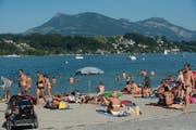 Die Hitze lockte viele ins Wasser – so auch in der Ufschötti. (Bild: Boris Bürgisser / Neue LZ)