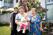 Fünf Generationen: (von links) Susanne Stalder, Verena Bächler mit Zeruja, Lena Kramis und Maria Pittet. (Bild Manuela Jans)