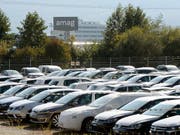 VW-Fahrzeuge bei Amag im aargauischen Lupfig: Der Abgasskandal scheint die Schweizer Kundschaft unbeeindruckt zu lassen. Im ersten Quartal konnte VW seinen Marktanteil hierzulande gar leicht steigern (Archiv). (Bild: KEYSTONE/WALTER BIERI)