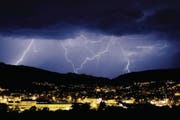 Ein Sommergewitter über der Gemeinde Kriens. (Bild: Philipp Schmidli (6. Juni 2015))