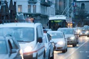Der Verkehr soll auf den Hauptachsen der Stadt Luzern flüssiger rollen. Im Symbolbild: Abendverkehr in der Stadt Luzern. (Bild: Boris Bürgisser)