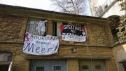 Transparente an der Fassade der Remise hinter der Villa Musegg zeugen von der Hausbesetzung durch Aktivisten der Gruppe «Pulp@». (Bild: PD/Gruppe «Pulp@»)