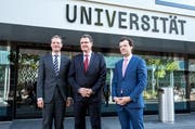 Regierungsrat Reto Wyss (v.l.), SNB- Präsident Thomas Jordan und Gründungsdekan Christoph A. Schaltegger finden sich zur Eröffnung der Wirtschaftsfakultät ein. (Bild: Dominik Wunderli / Neue LZ)