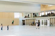 Der Badmintonclub Ruswil und weitere Vereine hatten das Privileg, die neue Halle gleich zu testen. (Bild: Jakob Ineichen (Ruswil, 24. März 2018))