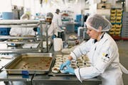 Die Küche von Gategourmet, einem Unternehmen der Gategroup. (Bild: Christian Beutler/Keystone (Kloten, 20. März 2018))