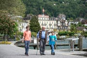 Unterwegs in Weggis: Oskar Macchi, 91-jährig, ist mit seinen Enkeln Louis (12, links) und Julius (9) auf einem Spaziergang. (Bild Pius Amrein)