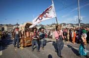 Die wilde Gruppe «Broggebronzer» überquert die Seebrücke während des Umzuges der Wey-Zunft am Güdismontag. (Bild: Jakob Ineichen/LZ (27. Februar 2017))