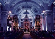 Am Eröffnungskonzert setzte auch die Lichtregie immer wieder neue Akzente. (Bild: Peter Fischli/Osterfestival Andermatt (9. April 2017))