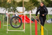 Ein eingespieltes Team: Jasmin Wolgensinger aus Hünenberg See mit Cairn Terrier Neva. (Bild: Maria Schmid)
