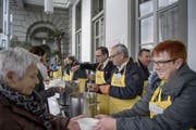 Nationaler Suppentag vor dem Hotel Schweizerhof in Luzern. Das Bild entstand am Donnerstag, 23. November 2017. Bild: (Pius Amrein / LZ) Suppentag, Suppe, Schweizer Tafel, Solidarität, Spende (Bild: Pius Amrein (Luzern, 23. November 2017))
