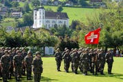 Fahnenübernahme und WK-Beginn auf der Wiese vor der Kantonsschule in Sarnen. (Bild Robert Hess/Neue OZ)