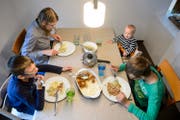 Eine Mutter mit ihren zwei schulpflichtigen Buben und ihrem 6-monatigen Sohn beim Mittagessen. (Bild: Laurent Gillieron/Keystone)