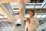 Ein Arbeiter der Firma Stöckli AG Stans macht Stukaturen an die Decke. (Bild Corinne Glanzmann/Neue NZ)