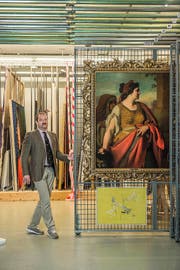 Heinz Stahlhut, Sammlungskonservator am Kunstmuseum Luzern, präsentiert ein Gemälde von Friedrich von Amerling – eines der Werke, deren Herkunft nun genauer untersucht wird. (Bild Dominik Wunderli)