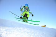 Für Luftsprünge, wie sie dieser Wintersportler im Gebiet Gurschen am Gemsstock macht, reichen die Zahlen der Andermatt-Sedrun Sport AG im ersten Jahr noch nicht ganz. Die Aktionäre stehen aber hinter dem Unternehmen. (Bild: Urs Hanhart / Neue UZ)
