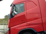 Etwas gar lässig: Der Chauffeur aus Rumänien mit dem Bein auf dem Armaturenbrett. (Bild: Zuger Polizei)