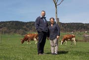 Susanne und Hanspeter Hunkeler auf ihrem Hof Ronmühle in Schötz. (Bild PD)