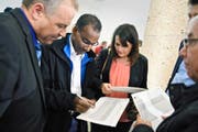 Nach der Kantonsratswahl im Aargau werden die Wahlergebnisse studiert. Bild: Walter Bieri/Keystone (Aarau, 23. Oktober 2016)