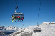 Ski- und Snowboardfahrer auf dem neuen 6er-Sessel am Gurschen. (Bild: PD)