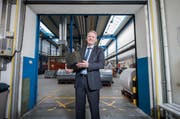 CEO Peter Schildknecht in der Lagerhalle der Chemie + Papier Holding in Perlen. (Bild: Dominik Wunderli (Perlen, 15. März 2017))