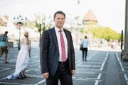 Regierungspräsident Marcel Schwerzmann (52, parteilos) auf dem Platz vor der Jesuitenkirche. (Bild: Corinne Glanzmann (Luzern, 13. April 2017))