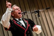 Franz Stadelmann dirigiert ein Lied anlässlich der CD Taufe. (Bild: Philipp Schmidli (Marbach, 12. August 2017))