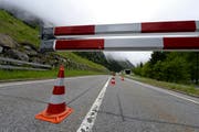 Bleibt längere Zeit gesperrt: Strasse zwischen Göschenen und Andermatt. (Bild: Keystone)