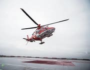 Anflug eines Rega-Helikopters auf das Dach des Luzerner Kantonsspitals. (Bild: Manuela Jans Koch (22. Dezember 2017))