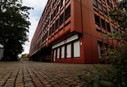 Im Ecklokal an der Baarerstrasse 94 soll das «Stadtcafé» in absehbarer Zeit öffnen. Das Baugesuch liegt vor. Bild: Stefan Kaiser (Zug, 11. Oktober 2016)