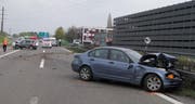 Das Auto prallte auf der Autobahn A14 nach einer Kollision in die Mittelleitplanke. (Bild: Zuger Polizei)