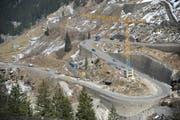 Hier ging am Mittwoch Abend gar nichts mehr: Unser Bild zeigt die Baustelle in der Schöllenen vor einem Monat. (Bild: Urs Hanhart / Neue UZ)