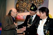 Wey-Zunftmeister Rolf Sainsbury mit seiner Ehefrau Lilo bei einer Bescherungsfahrt im Betagtenzentrum Wesemlin im Gespräch mit Bewohnern. (Bild: Nadia Schärli / Neue LZ)