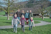 Wechsel auf dem Grämlishof: Die bisherigen Pächter Josef und Marie-Theres Heer (rechts hinten) übergeben an Martin und Martina Forster, im Vordergrund deren Töchter Lara, Annina und Julia (von links). (Bild: Pius Amrein (Horw, 3. April 2018))