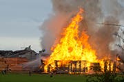 Die Sägerei in Ligschwil (Gemeinde Hochdorf) brannte lichterloh. (Bild Dominik Wunderli)