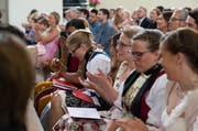 In den Kantonen Ob- und Nidwalden haben diesen Sommer 429 Jugendliche die obligatorische Schulzeit abgeschlossen. Im Bild: Die Maturafeier 2015 in Engelberg. (Bild: Roger Zbinden / Neue LZ)