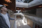 Ein Blick in den Innenbereich des noch zumeist im Rohbau stehenden zweitgrössten Shoppingcenters Mall of Switzerland in Ebikon (Bild: Urs Flüeler / Keystone)