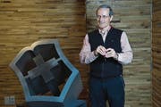 Victorinox-CEO Carl Elsener (58) beim Sitz seiner Firma in Ibach (SZ). (Bild: Nadia Schärli (12. Mai 2016))