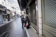 Geschlossene Läden, kaum Perspektiven: Punkto Wettbewerbsfähigkeit liegt Griechenland hinter Albanien und Tadschikistan. (Bild: Mehmet/Getty (Lesbos, 20. November 2017))