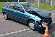 Die Front dieses Unfallautos ist komplett eingedrückt. (Bild: Luzerner Polizei)
