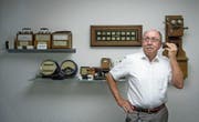 Der ehemalige Firmenchef Werner Häfliger (70) präsentiert alte Kommunikationsgeräte der Frey + Cie Holding. (Bild: Pius Amrein (Kriens, 19. Juni 2017))