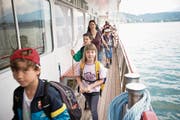 Die Schulreise führte diese Kinder mit dem Schiff von Weggis nach Luzern. (Bild: Manuela Jans-Koch (3. Juni 2015))
